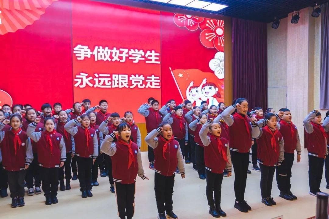 湖南23岁身高2.3米网红“巨人小莫”去世家人拒领骨灰？村委会：她父亲说不要了
